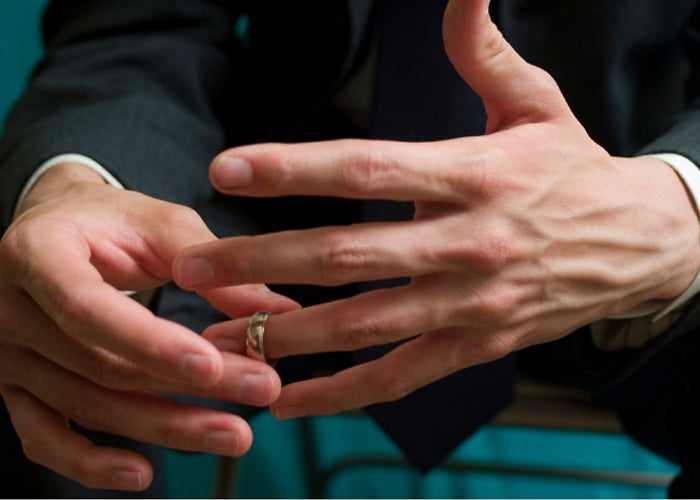 Dear Abby: My husband doesn't wear his wedding ring in public